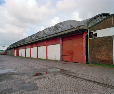 843437 Gezicht op de dichtgemetselde laad- en losplaatsen in het voormalige gebouw van de Groenten- en Vruchtenveiling ...